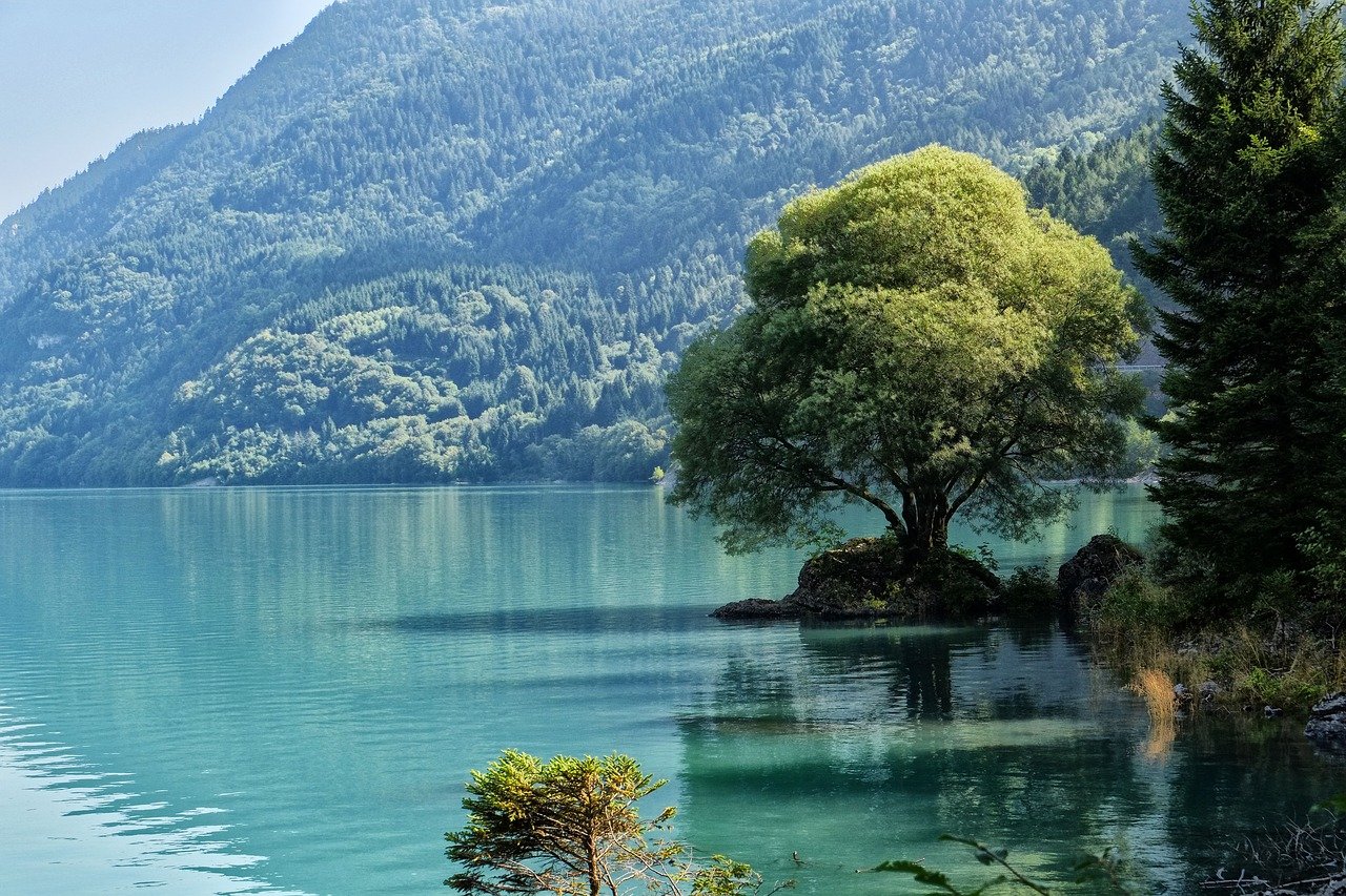 Lungo il lago Fedaia